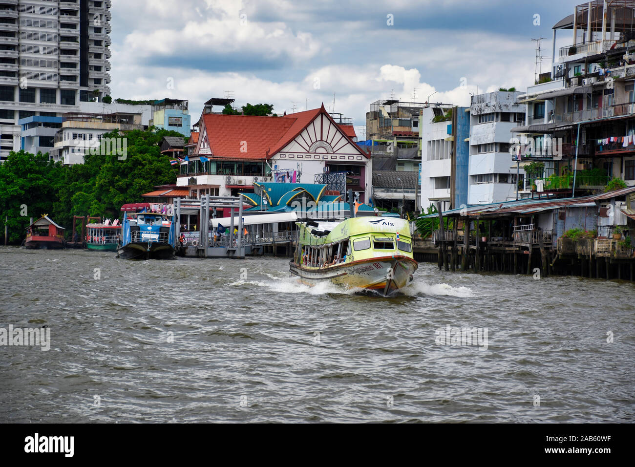 Bangkok, Thailandia .11.24.2019: Chao Phraya Express barca è di trasporto pendolari locali, i passeggeri e il turista attraverso il Fiume Chao Phraya con divieto Foto Stock