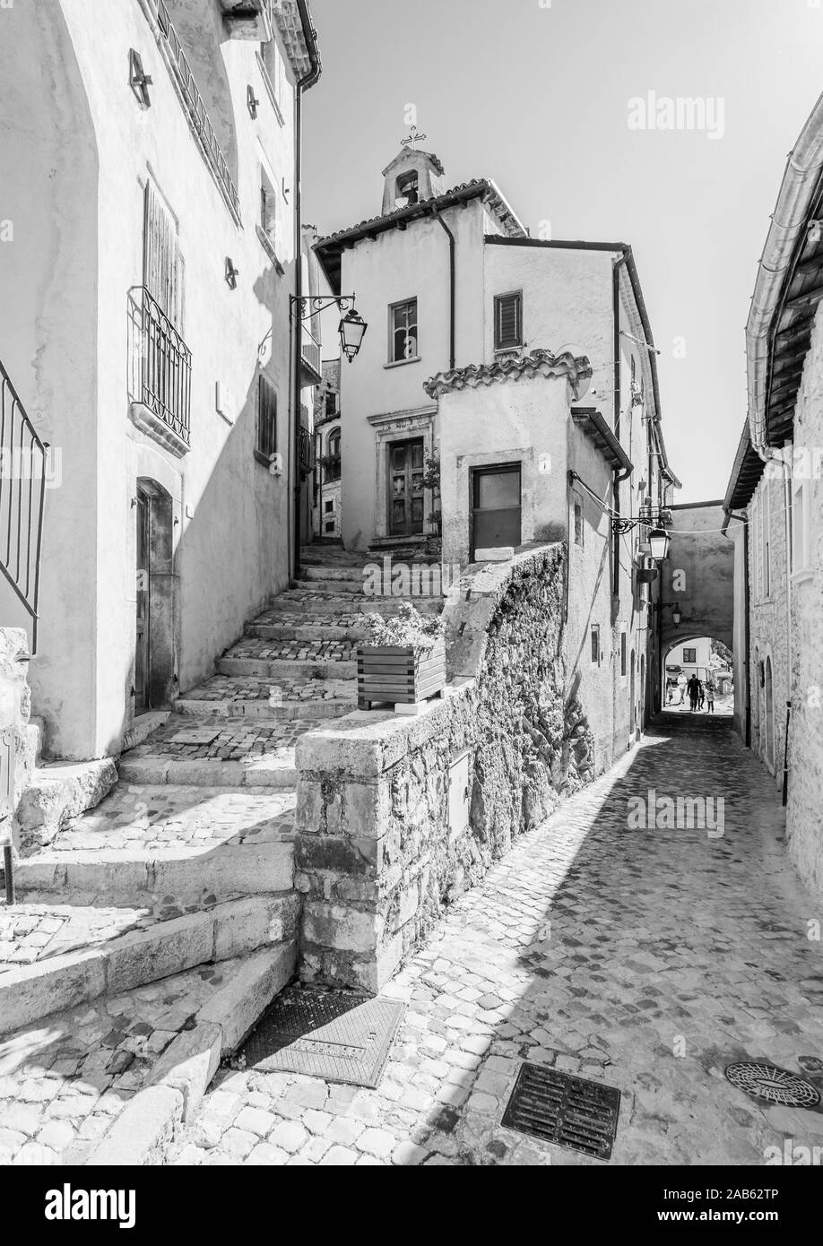 Parco nazionale d'Abruzzo, Lazio e Molise (Italia) - L'autunno con fogliame in italiano montagna riserva naturale, con piccole cittadine, animali selvatici Foto Stock