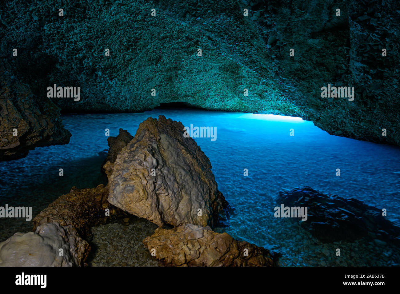 Plava Grotta, Höhle mit blauem leuchtend Wasser, das durch unter Wasser einfallendes Sonnenlicht entsteht. Kroatien, Europa, Foto Stock