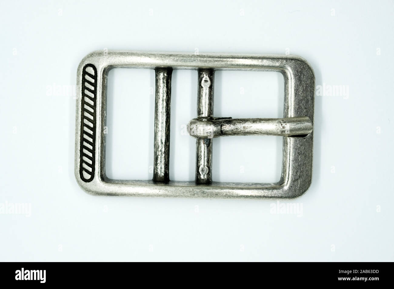 Square placcato nichel fibbia con una linguetta piana su uno sfondo bianco. Metallo cromato accessori hardware per la fabbricazione delle cinghie. Foto Stock