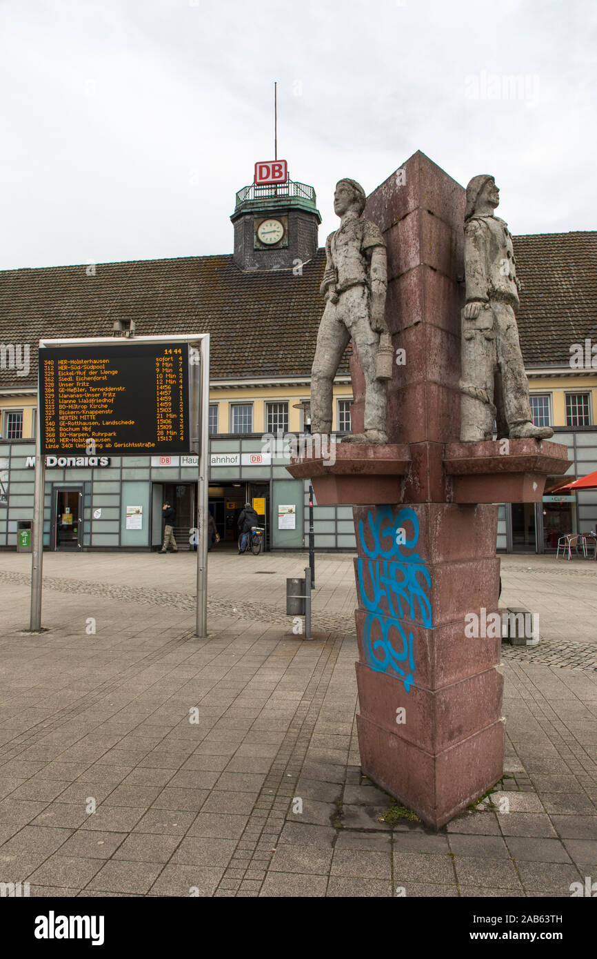 Stazione centrale di Herne Wanne-Eickel, monumento lavoratore tre uomini angolo di Wilhelm Braun, Foto Stock