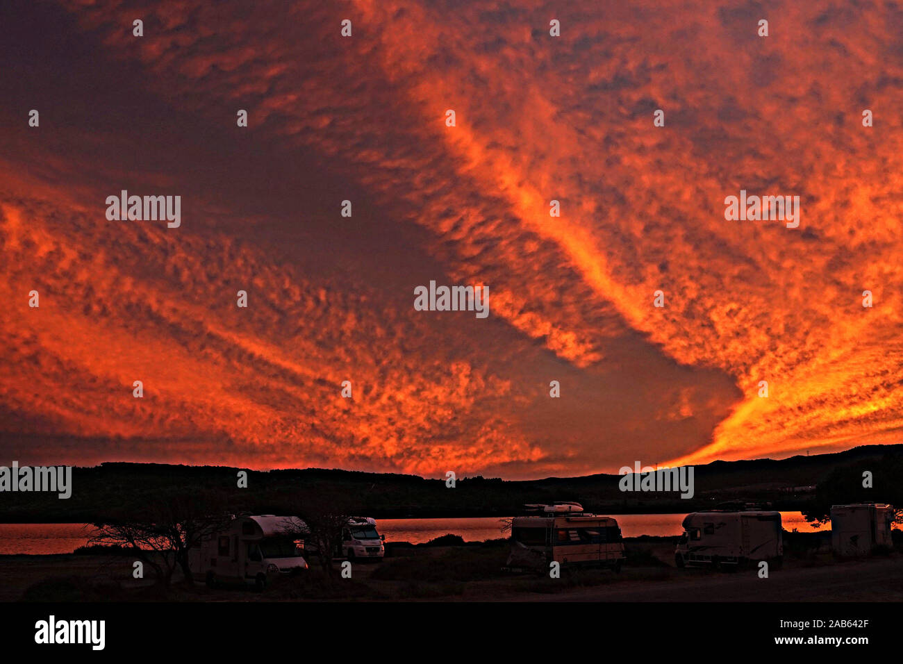 Un nuvoloso tramonto colorato su un campeggio selvaggio spot Foto Stock