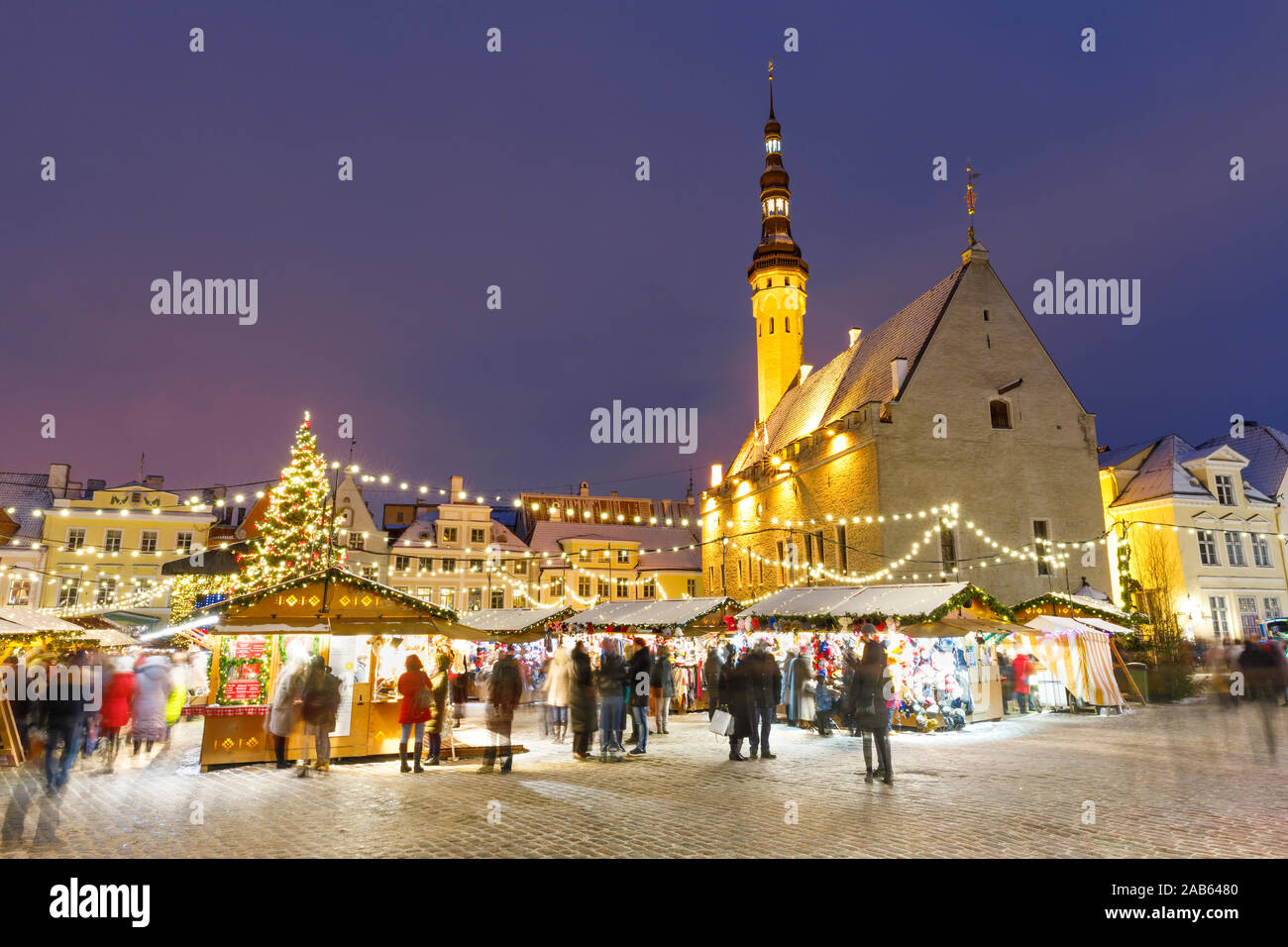 TALLINN, Estonia - 22 dicembre 2018: persone visitare il mercatino di natale nella città vecchia di Tallinn, capitale dell'Estonia sul dicembre 22, 2018 Foto Stock