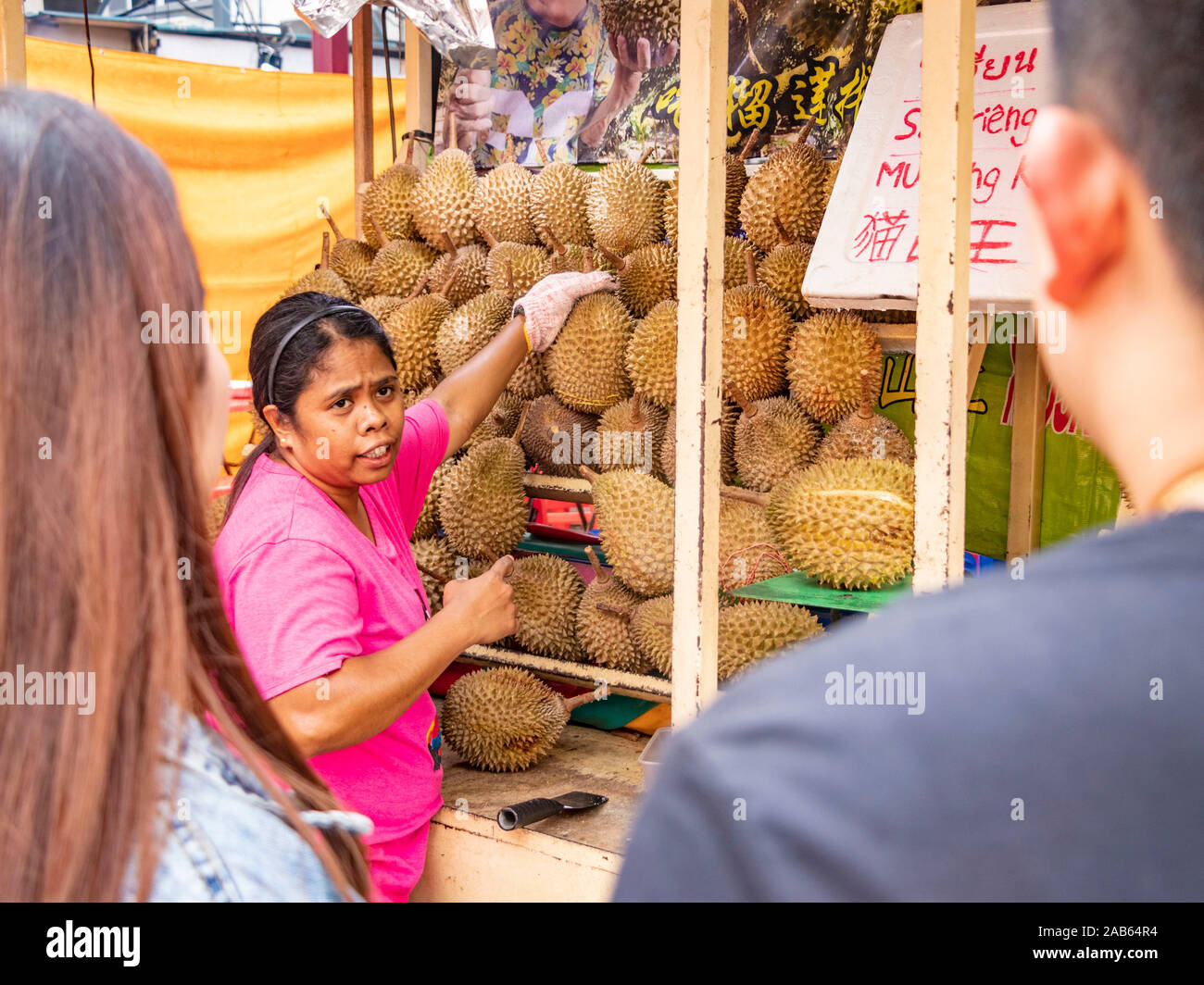 Donna malese che serve il mercato di frutta e verdura Durian a Bukit Bintang Kuala Lumpur Malesia Foto Stock