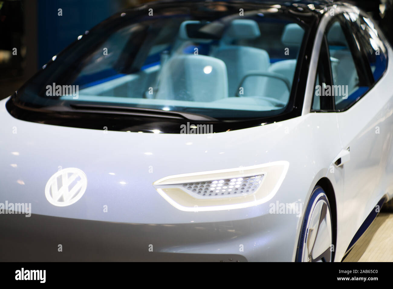 Dresden, Germania - 29 Ottobre 2019: Prototipo Golf ID.3 auto elettrica in fabbrica del vetro Volkswagen Foto Stock