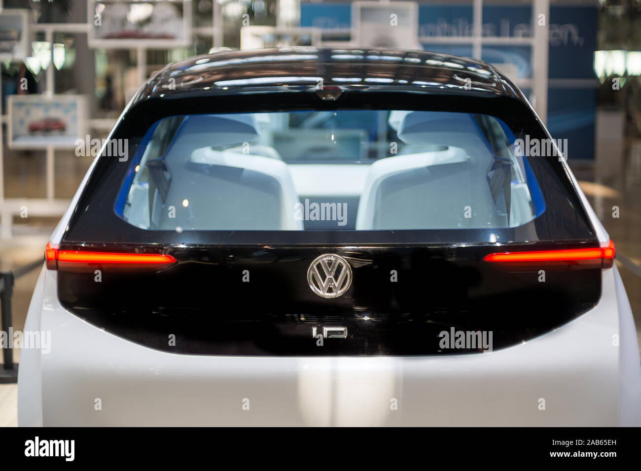 Dresden, Germania - 29 Ottobre 2019: Prototipo Golf ID.3 auto elettrica in fabbrica del vetro Volkswagen Foto Stock