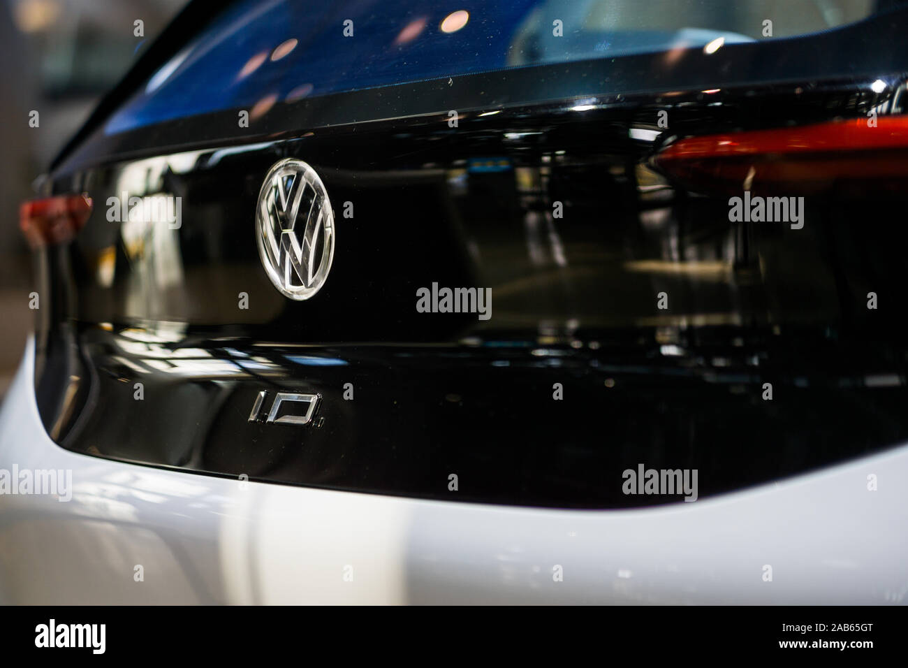 Dresden, Germania - 29 Ottobre 2019: Prototipo Golf ID.3 auto elettrica in fabbrica del vetro Volkswagen Foto Stock