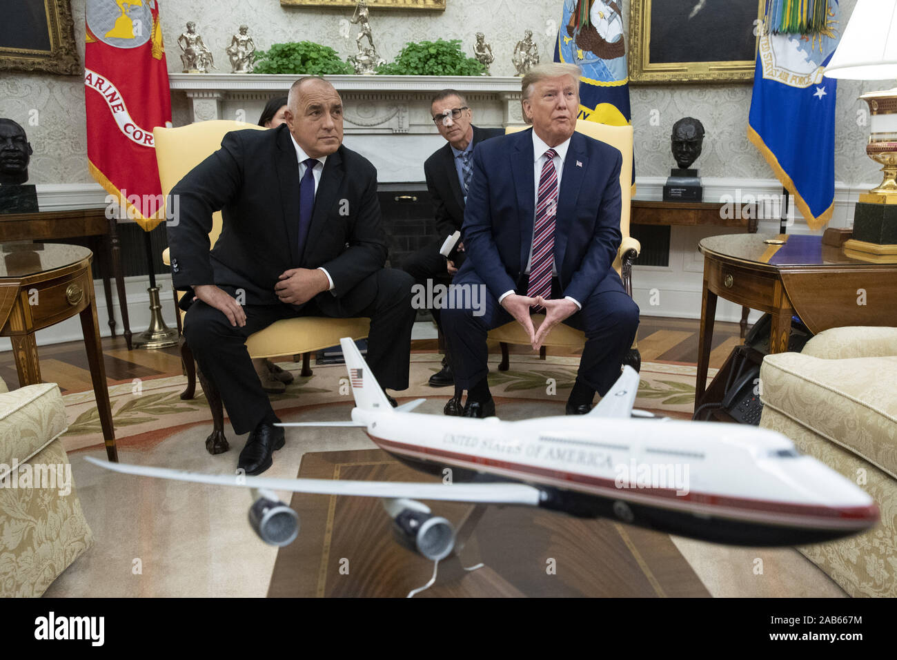 Washington, Stati Uniti. 25 Nov, 2019. Il presidente statunitense Trump (R) e il Primo Ministro di Bulgaria Boyko Borisov (L) sono visto dietro un modello di un futuro Air Force One aeromobili, offrendo al contempo commento ai membri delle notizie dei media nell'Ufficio Ovale della Casa Bianca di Washington, DC, Stati Uniti d'America, 25 novembre 2019. Trump ospita Borisov per discutere di sicurezza tra gli alleati della NATO e la stabilità nella regione del Mar Nero. Piscina foto di Michael Reynolds/UPI Credito: UPI/Alamy Live News Foto Stock