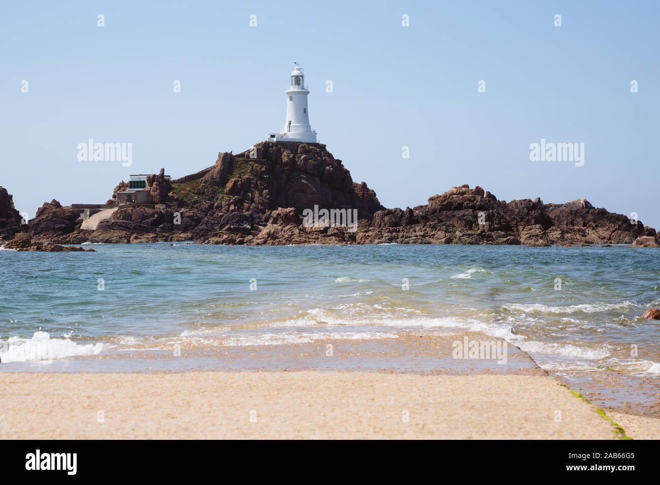 La causeway a La Corbiere lighthouse su una soleggiata giornata d'estate, Jersey, Isole del Canale Foto Stock