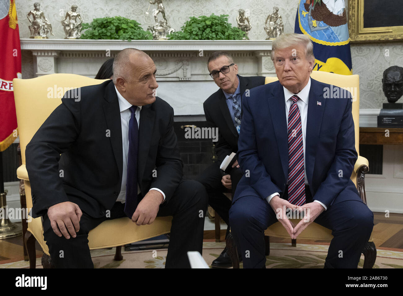 Washington, Distretto di Columbia, Stati Uniti d'America. 25 Nov, 2019. Il presidente statunitense Trump (R) e il Primo Ministro di Bulgaria Boyko Borisov (L) erogare commento ai membri delle notizie dei media durante la loro riunione nell'Ufficio Ovale della Casa Bianca di Washington, DC, Stati Uniti d'America, 25 novembre 2019. Trump ospita Borisov per discutere di sicurezza tra gli alleati della NATO e la stabilità nella regione del Mar Nero Credito: Michael Reynolds/CNP/ZUMA filo/Alamy Live News Foto Stock