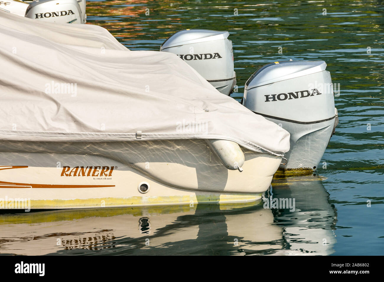 Il LAGO DI GARDA, Italia - Settembre 2018: Speedboat con impermeabile weather cover e twin motori fuoribordo. Foto Stock