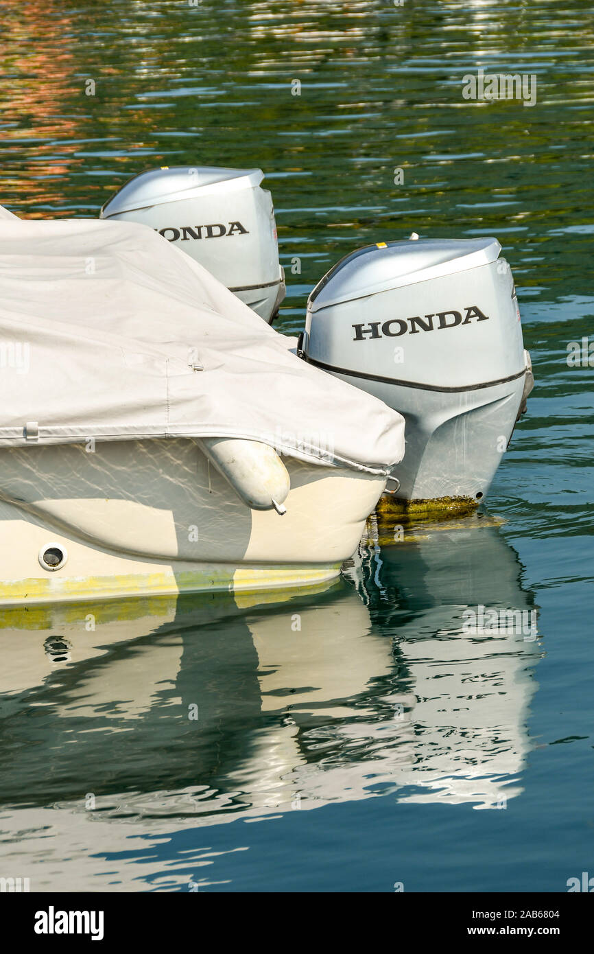 Il LAGO DI GARDA, Italia - Settembre 2018: Speedboat con impermeabile weather cover e twin motori fuoribordo. Foto Stock