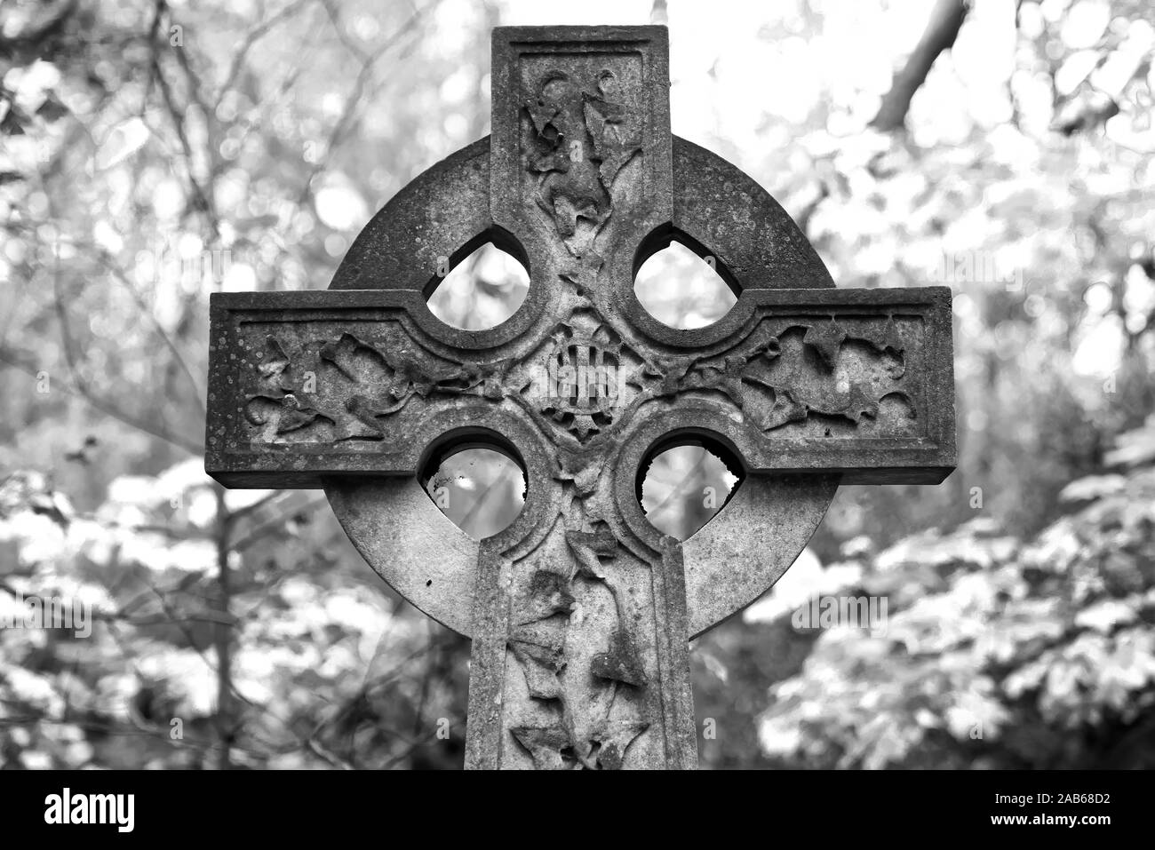Celtic croce di pietra in un cimitero Foto Stock