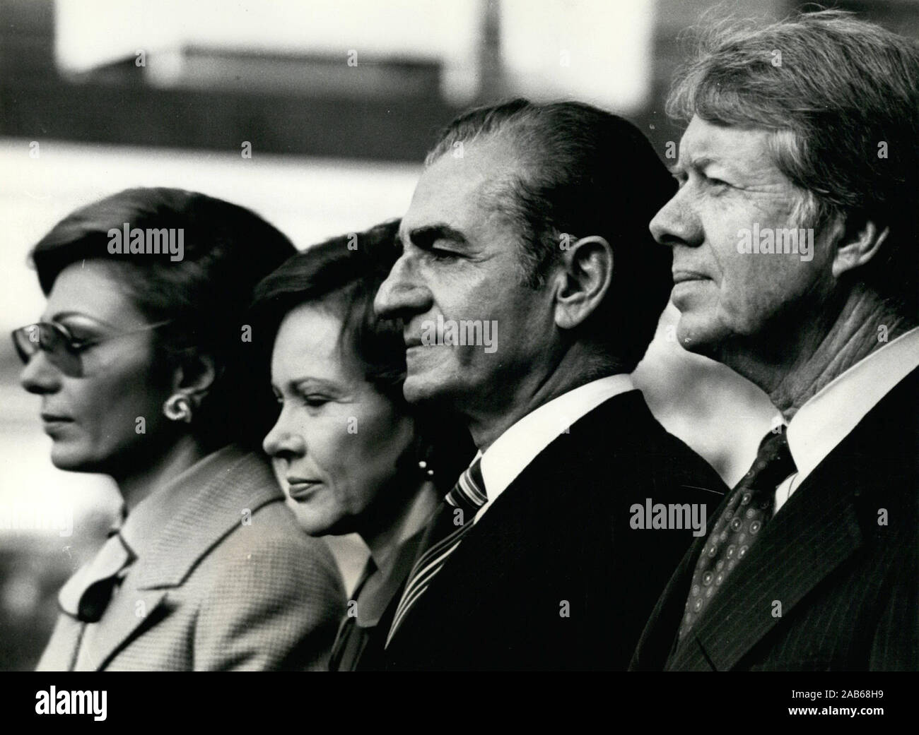 Nov. 15, 1977 - Washington, DC, Stati Uniti d'America - lo Shah e imperatrice di Iran è arrivato alla Casa Bianca di oggi. Da sinistra, Imperatrice Farah Diba, prima Signora Rosalynn Carter, Scià dell'Iran imperatore REZA PALHEVI e presidente Jimmy Carter ascoltare inni nazionali di Stati Uniti e Iran durante cerimonie di benvenuto sul south lawn. (Credito Immagine: © Keystone Press Agency/Keystone USA via ZUMAPRESS.com) Foto Stock