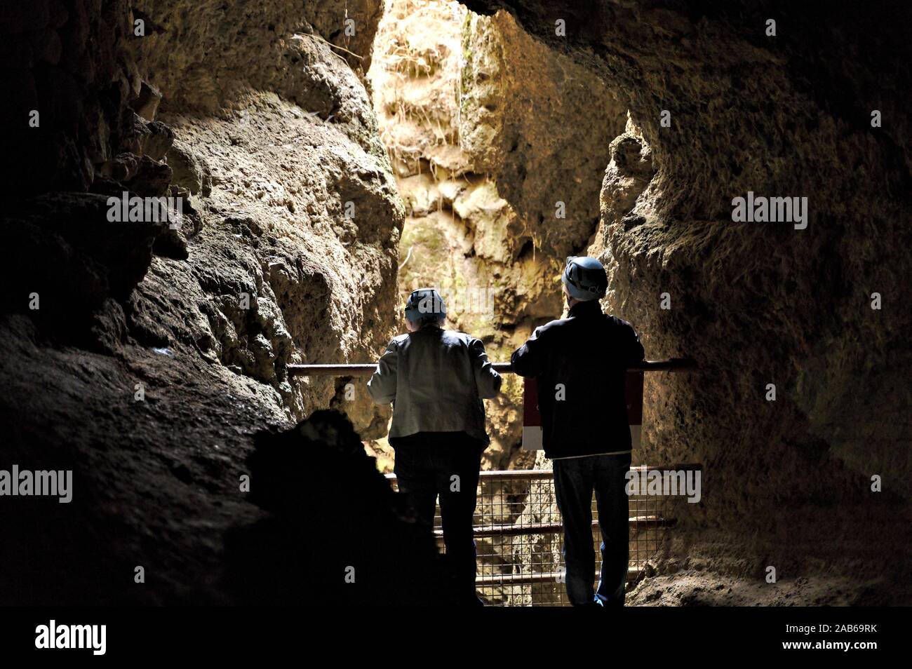 Cueva del viento visitatori guardando una incidenza di luce Foto Stock