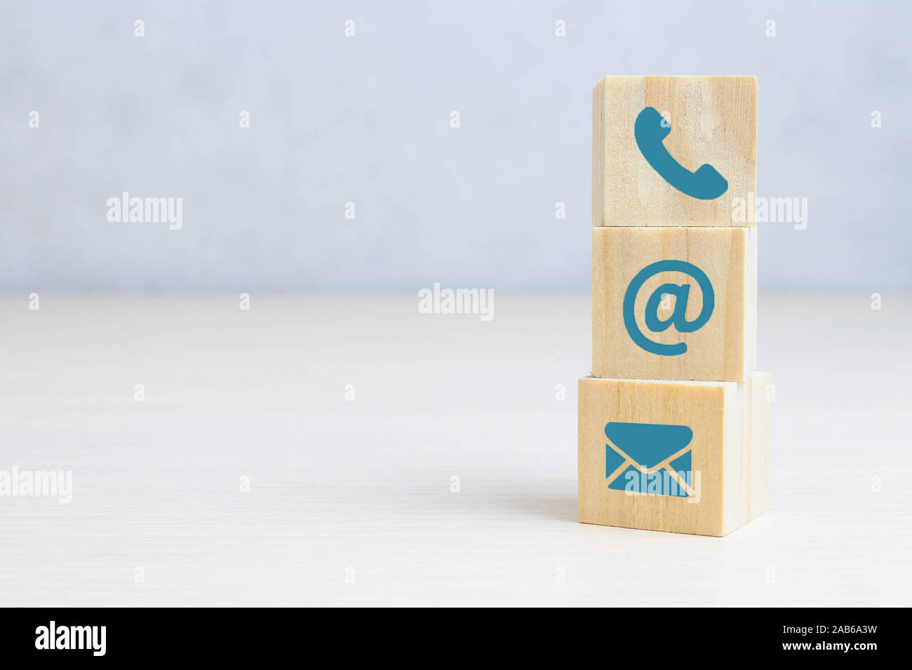 Blocco di legno simbolo del cubo e-mail, telefono, indirizzo. concetto di marketing Foto Stock