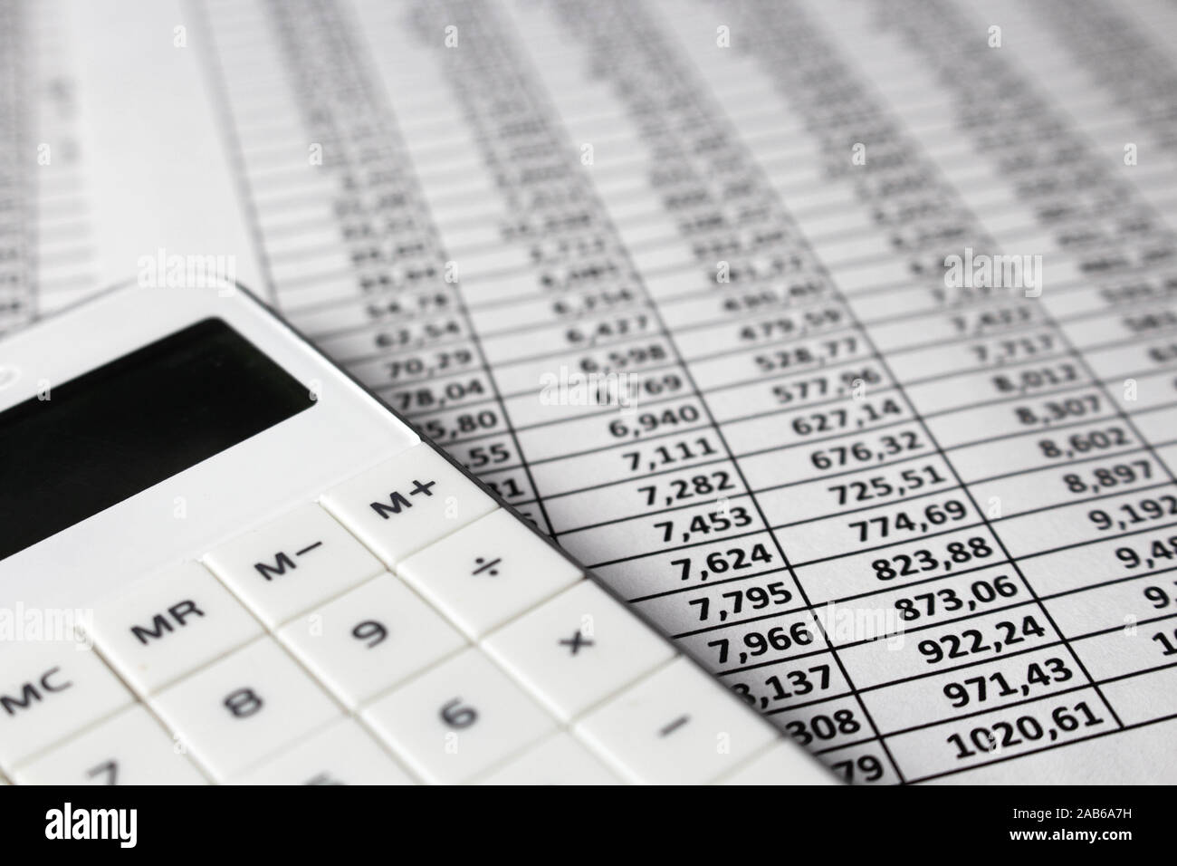 Calcolatrice e documento fiscale analisi, bisiness concept Foto Stock