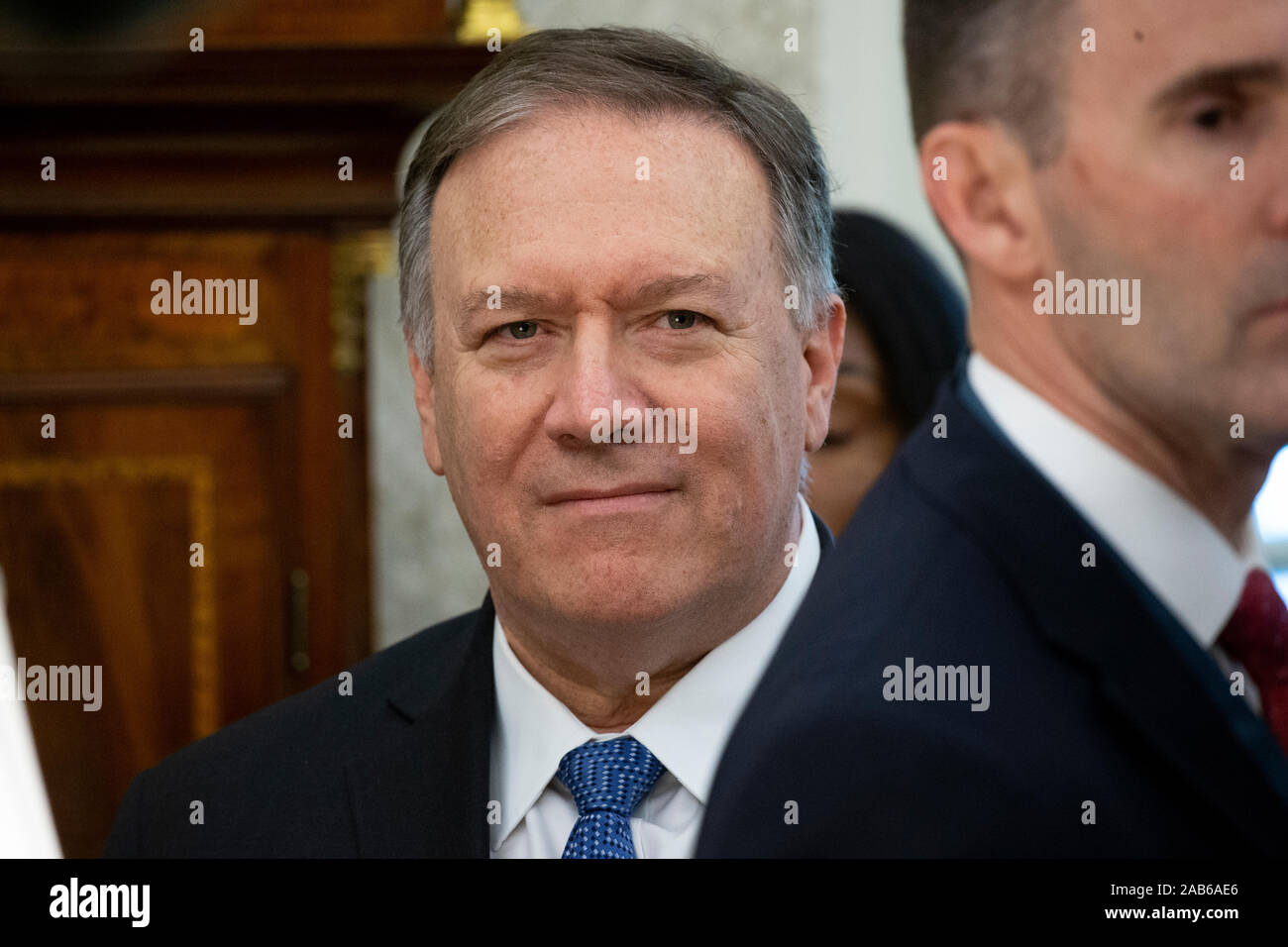 Il Segretario di Stato americano Mike Pompeo sorge all Ufficio Ovale durante la riunione del presidente americano Trump e il Primo Ministro di Bulgaria Boyko Borisov, alla Casa Bianca di Washington, DC, Stati Uniti d'America, 25 novembre 2019. Trump ospita Borisov per discutere di sicurezza tra gli alleati della NATO e la stabilità nella regione del Mar Nero.Credit: Michael Reynolds/Piscina via CNP /MediaPunch Foto Stock