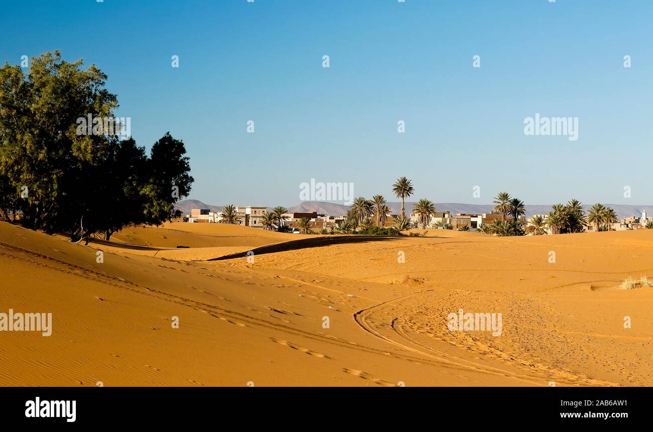 Il villaggio di Merzouga al deserto del Sahara, Marocco Foto Stock