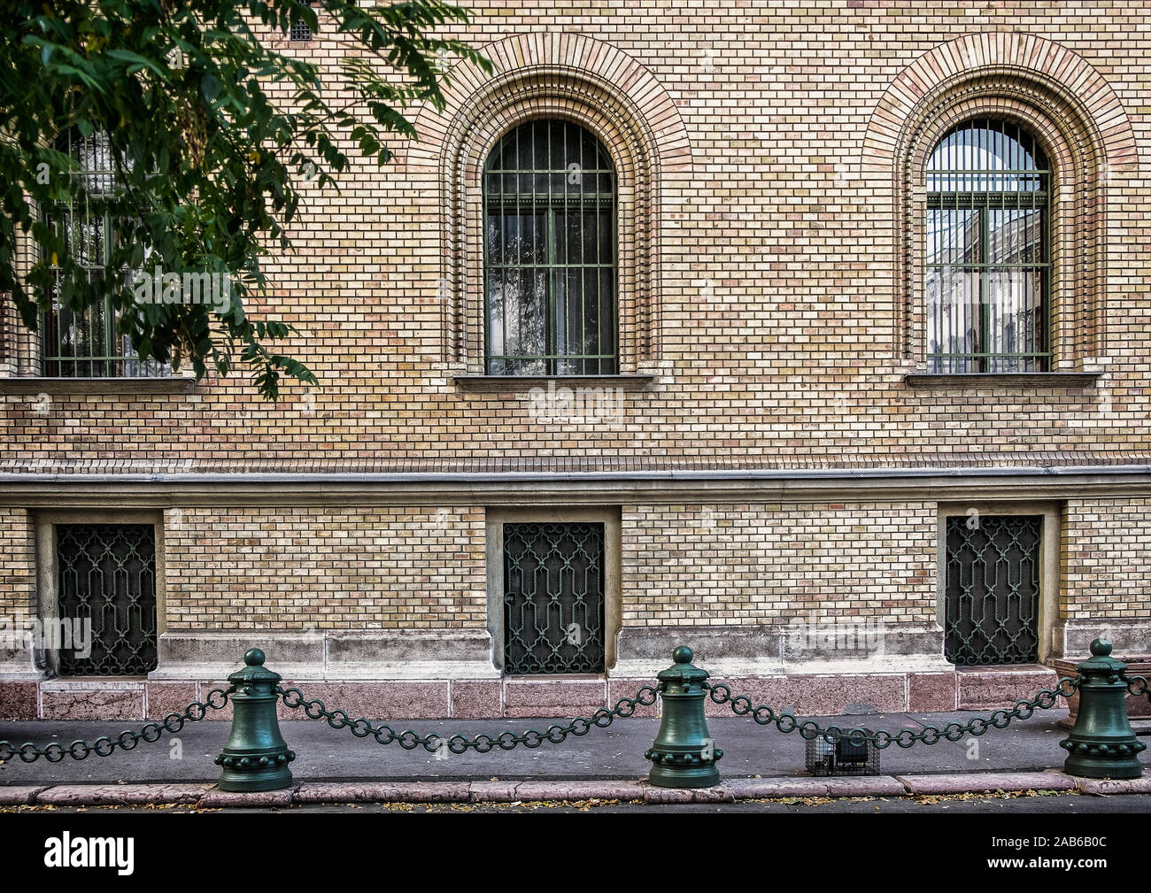 Budapest, Ungheria, agosto 2019, vista dell'edificio del 14 Alkotmany Street Foto Stock