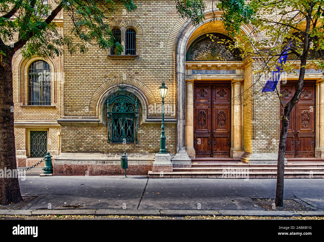 Budapest, Ungheria, agosto 2019, vista dell'edificio ingresso del 14 Alkotmany Street Foto Stock