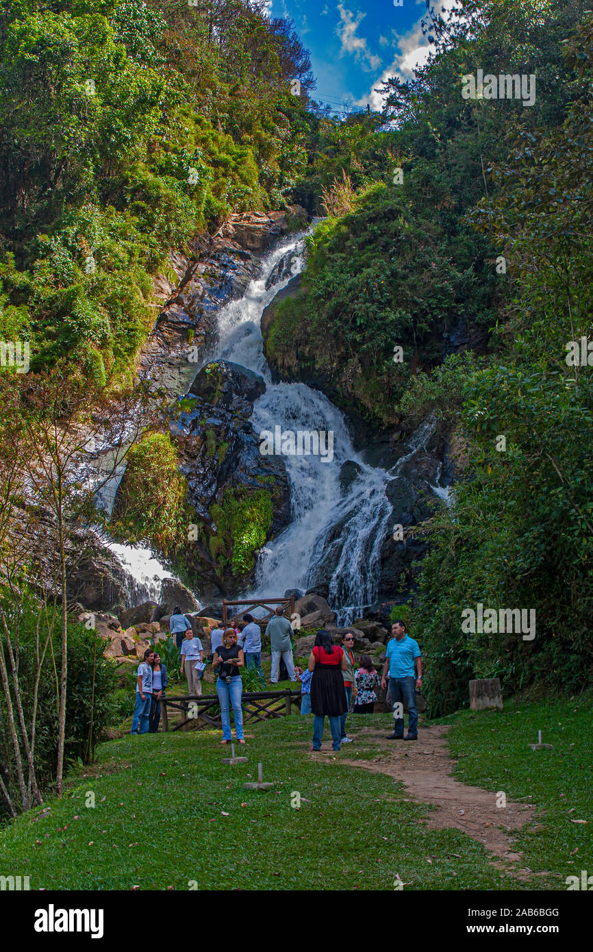 Il Tequendamita cascata si trova in un piccolo villaggio di montagna in montagna al di sopra di Medellin, Colombia. Popolare con ;la gente del posto e turisti. Foto Stock