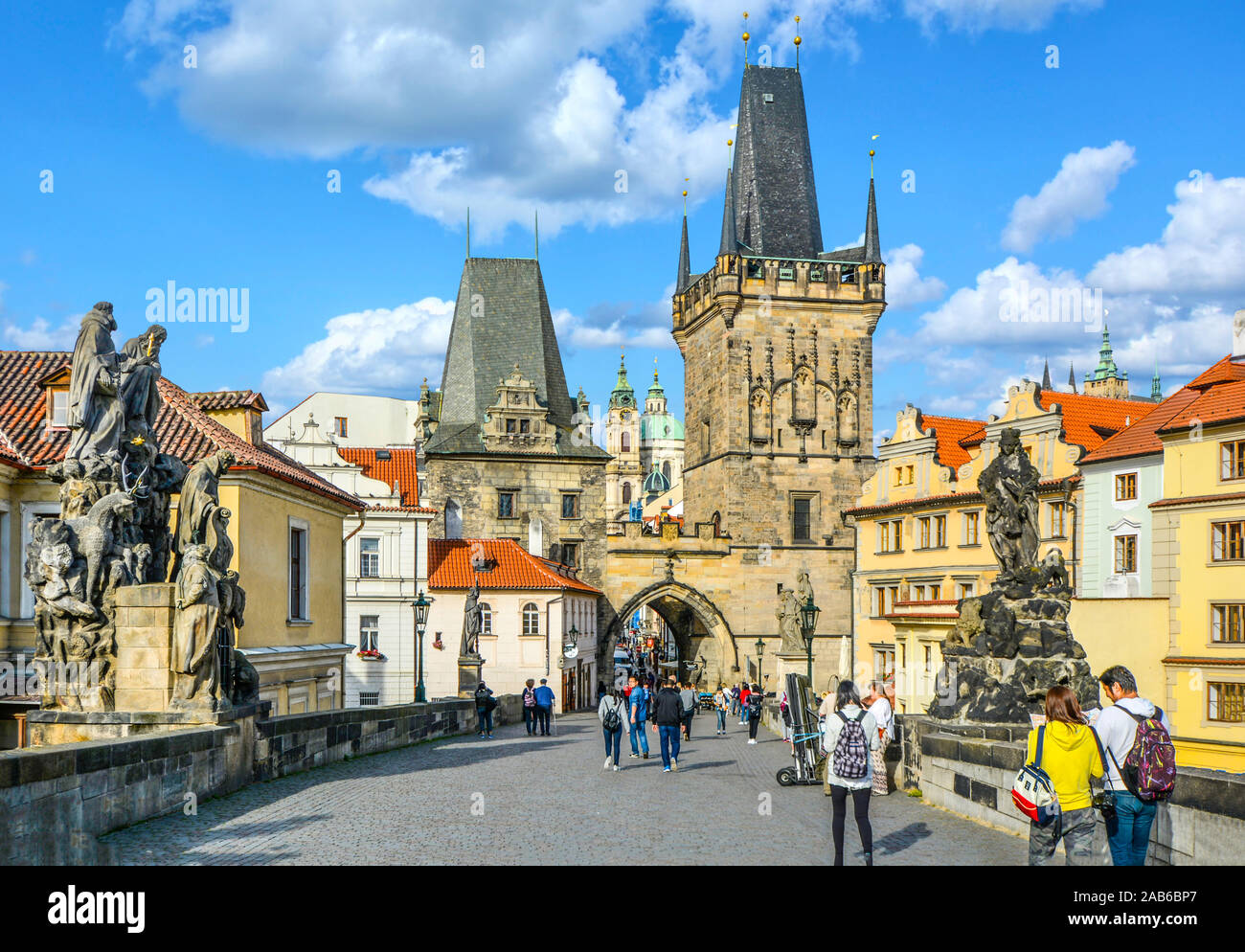 I turisti attraversare il Ponte Carlo sulla strada dei re che conduce alla Torre minore sulla loro strada per il Castello di Praga. Foto Stock