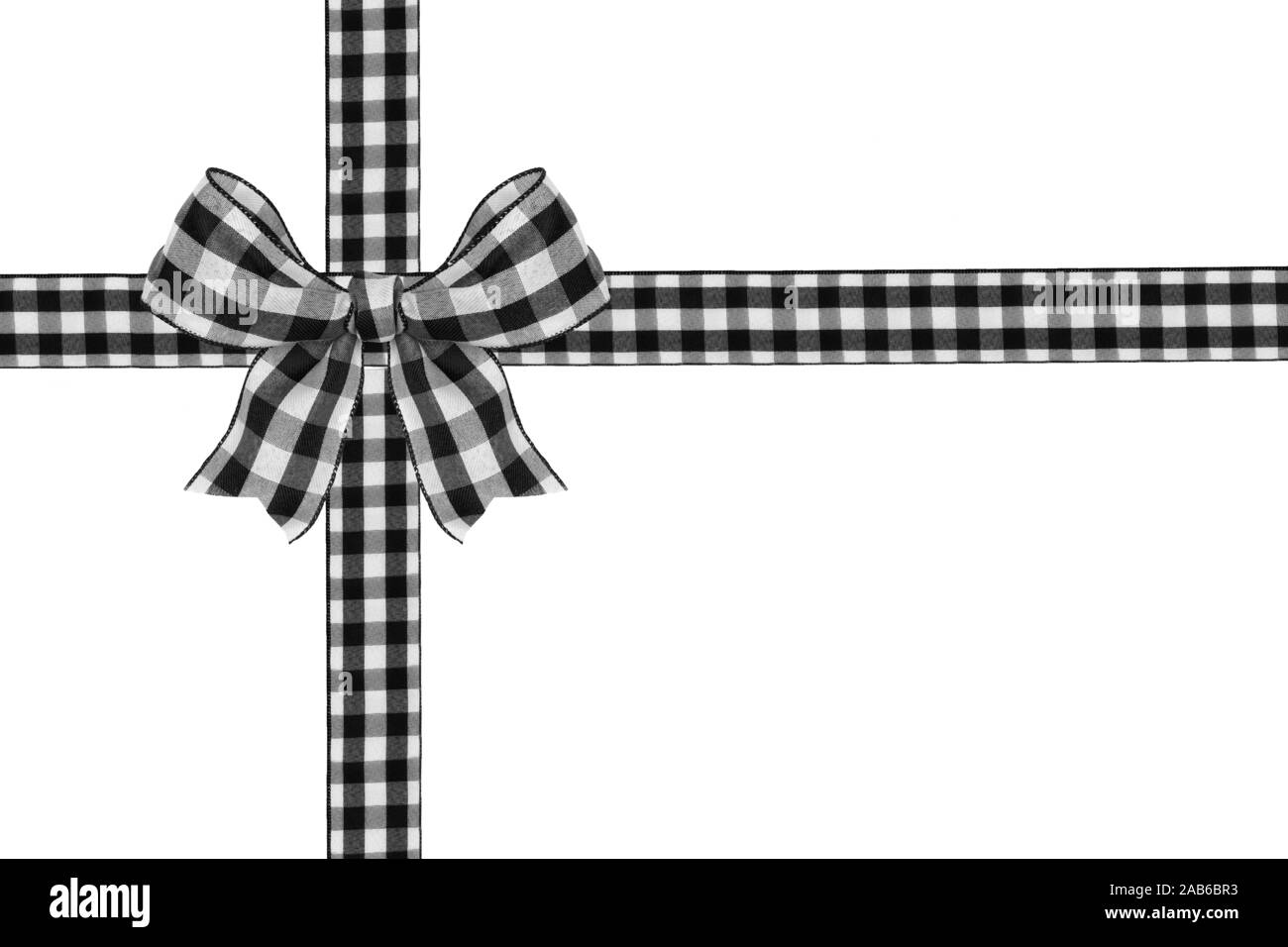 Bianco e nero buffalo plaid regalo di Natale di prua e di nastro disposti come avvolto confezione regalo isolato su uno sfondo bianco Foto Stock