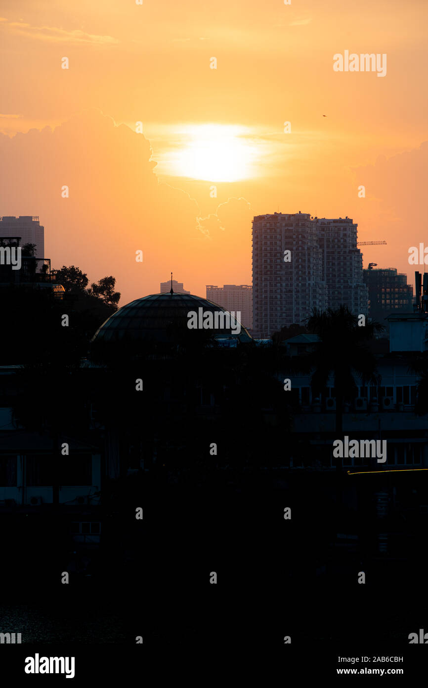 Hanoi Cityscape silhouette al tramonto nel mese di ottobre 2019 - che mostra la costruzione che si svolgono in città asiatiche Foto Stock