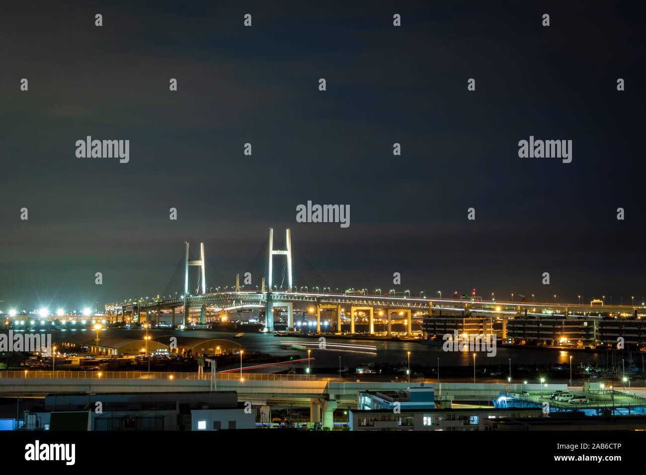 Vista del porto di Yokohama durante la notte. Lunga esposizione. Orientamento orizzontale. Foto Stock