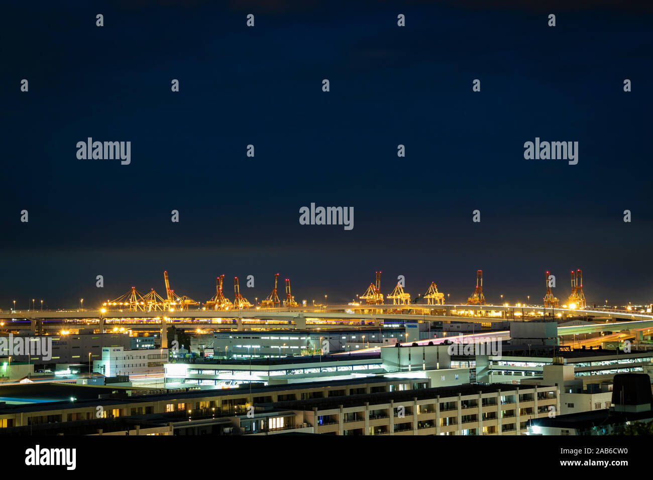 Vista del porto di Yokohama durante la notte. Lunga esposizione. Orientamento orizzontale. Foto Stock