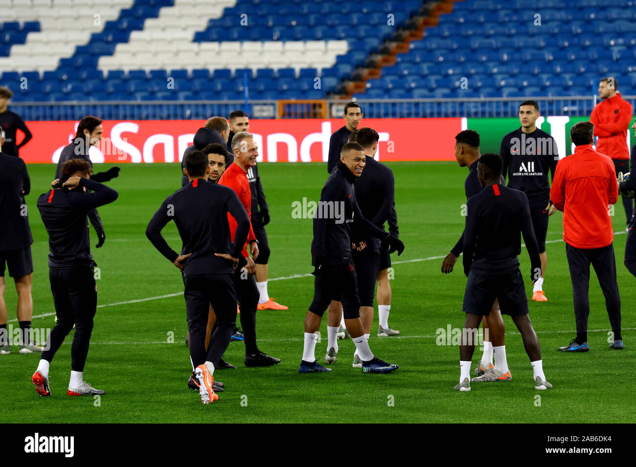 Madrid, Spagna. 25 Nov, 2019. Madrid, Spagna; 25/11/2019.- Il team PSG treni in campo di Santiago Bernabeu prima della partita di domani del Novembre 26 di Champions LeageCredit: Juan Carlos Rojas/Picture Alliance | in tutto il mondo di utilizzo/dpa/Alamy Live News Foto Stock