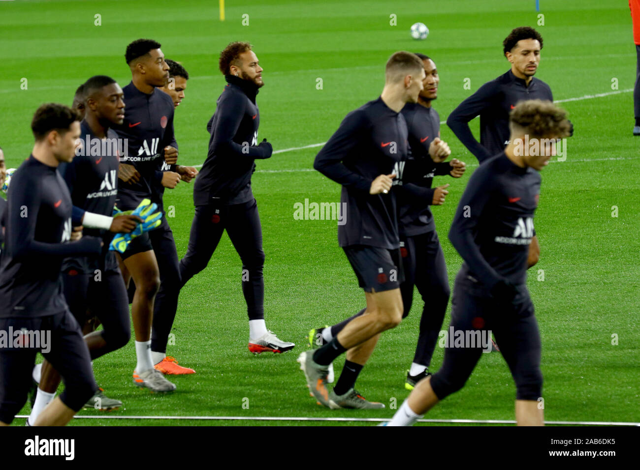 Madrid, Spagna. 25 Nov, 2019. Madrid, Spagna; 25/11/2019.- Il team PSG treni in campo di Santiago Bernabeu prima della partita di domani del Novembre 26 di Champions LeageCredit: Juan Carlos Rojas/Picture Alliance | in tutto il mondo di utilizzo/dpa/Alamy Live News Foto Stock