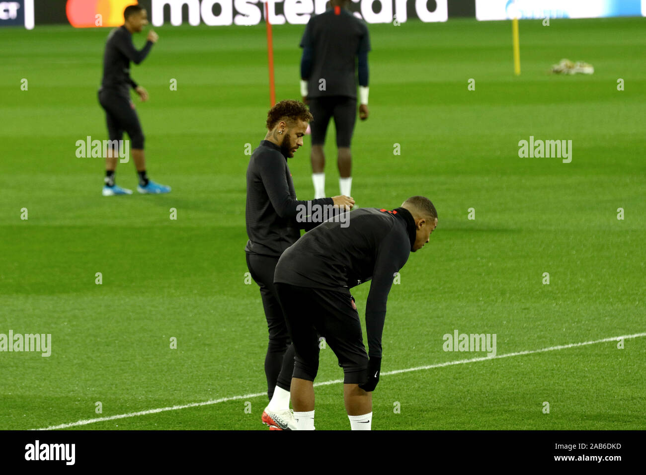 Madrid, Spagna; 25/11/2019.- Il team PSG treni in campo di Santiago Bernabeu prima della partita di domani del Novembre 26 di Champions LeageNeymar Jr (L), Kylian Mbappé. Foto: Juan Carlos Rojas/Picture Alliance | Utilizzo di tutto il mondo Foto Stock