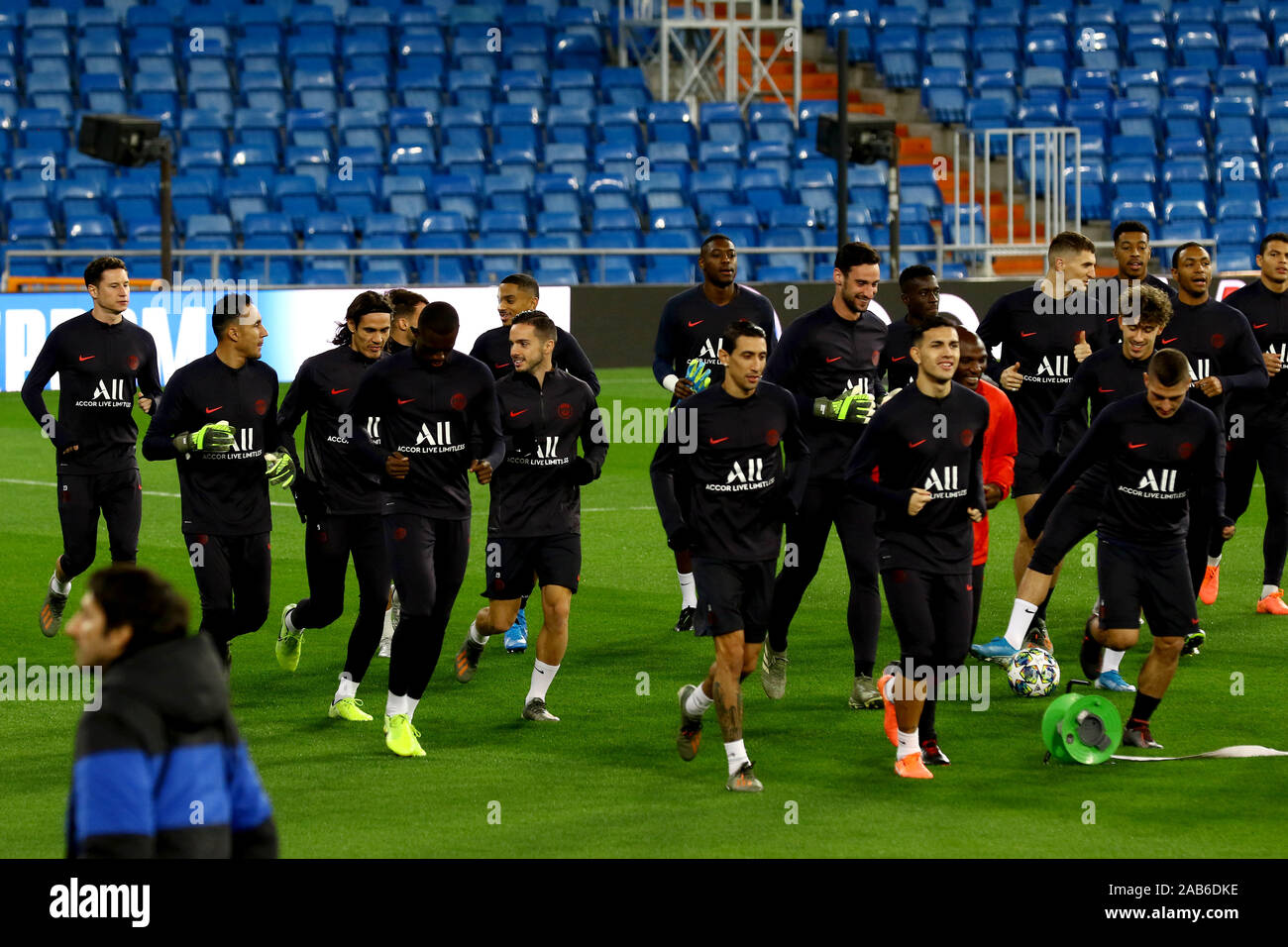 Madrid, Spagna. 25 Nov, 2019. Madrid, Spagna; 25/11/2019.- Il team PSG treni in campo di Santiago Bernabeu prima della partita di domani del Novembre 26 di Champions LeageCredit: Juan Carlos Rojas/Picture Alliance | in tutto il mondo di utilizzo/dpa/Alamy Live News Foto Stock
