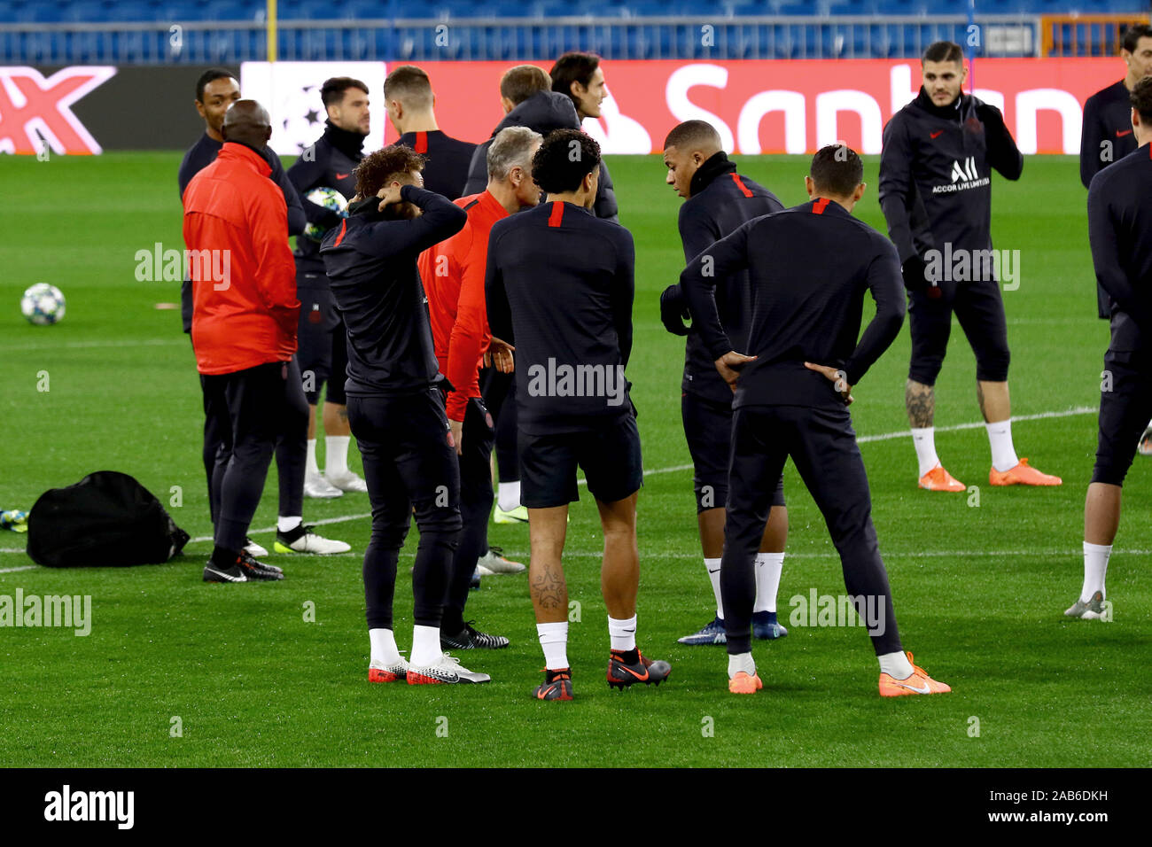 Madrid, Spagna. 25 Nov, 2019. Madrid, Spagna; 25/11/2019.- Il team PSG treni in campo di Santiago Bernabeu prima della partita di domani del Novembre 26 di Champions LeageCredit: Juan Carlos Rojas/Picture Alliance | in tutto il mondo di utilizzo/dpa/Alamy Live News Foto Stock