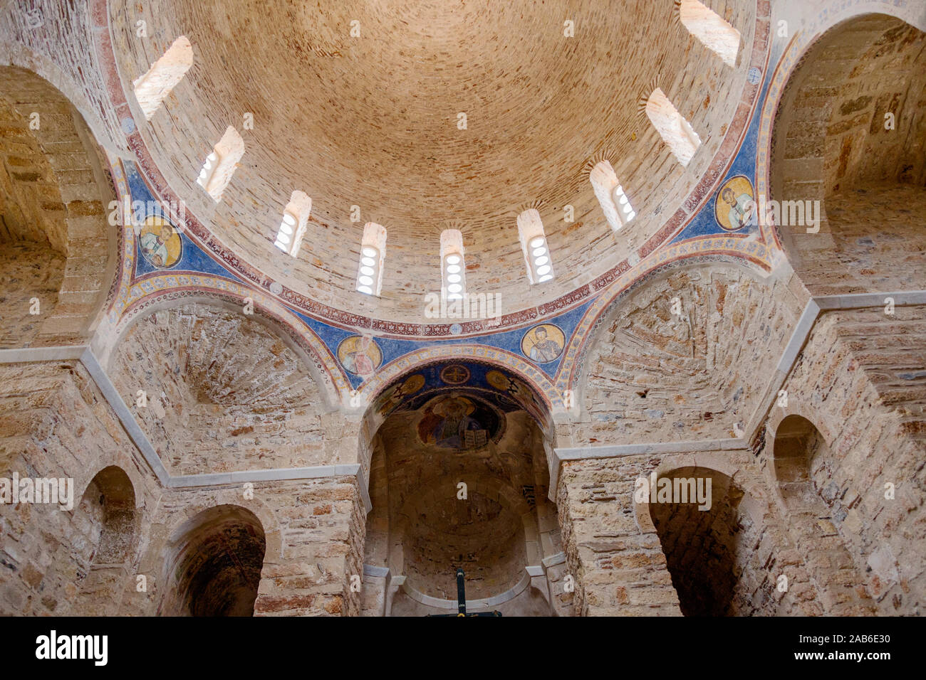 Interno della chiesa ortodossa bizantina chiesa di Hagia Sophia, sull'isola greca di Monemvasia, nel Peloponneso area della Grecia. Foto Stock