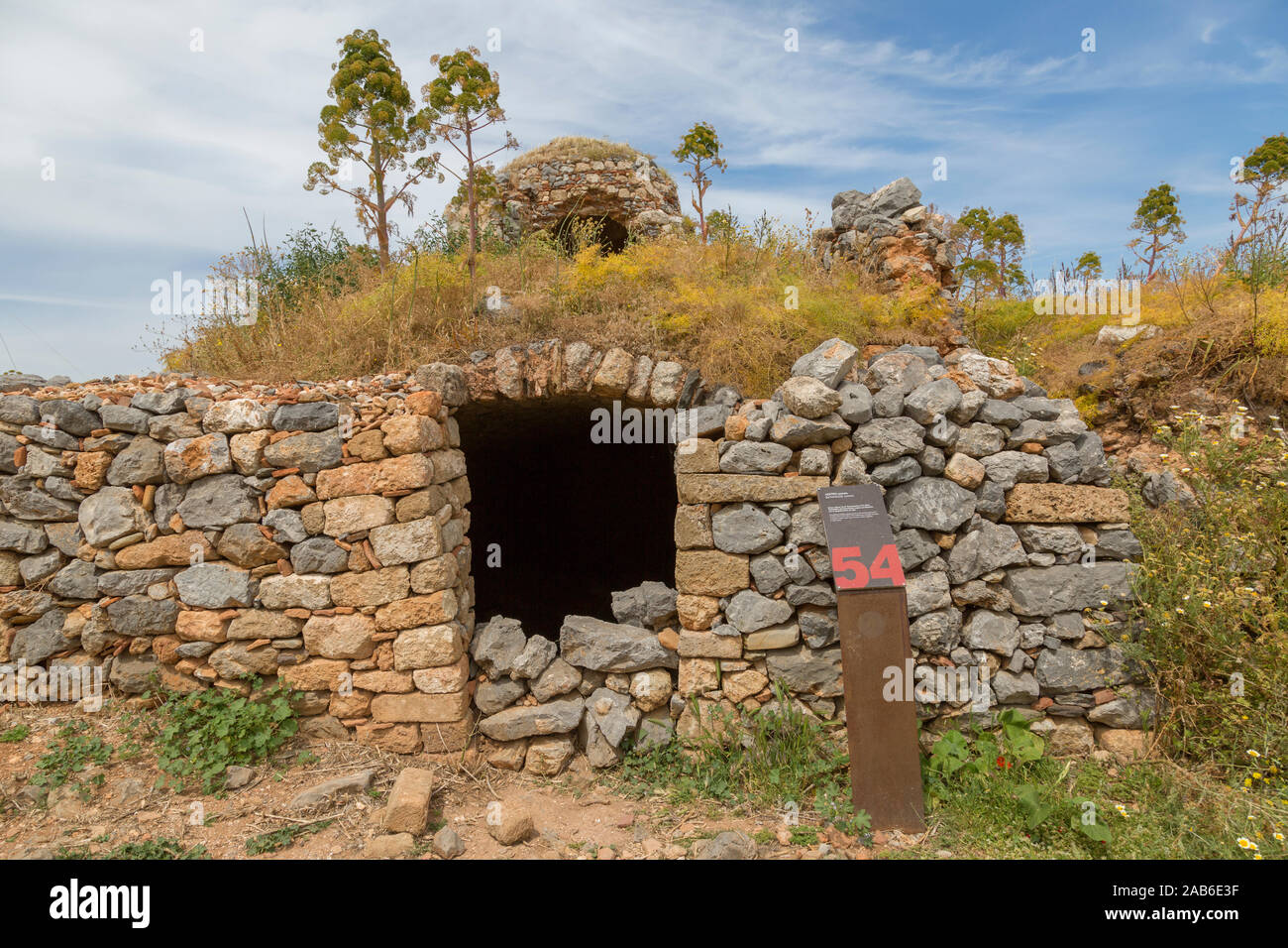 Antico bagno costruito sulla collina di Monemvasia, nella regione del Peloponneso della Grecia. Foto Stock