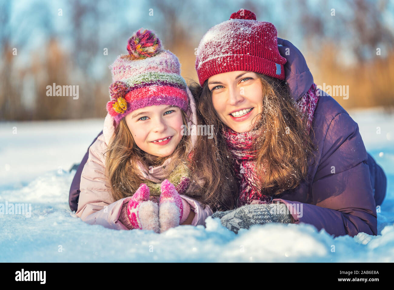 Active madre e figlia giocando in winter park Foto Stock