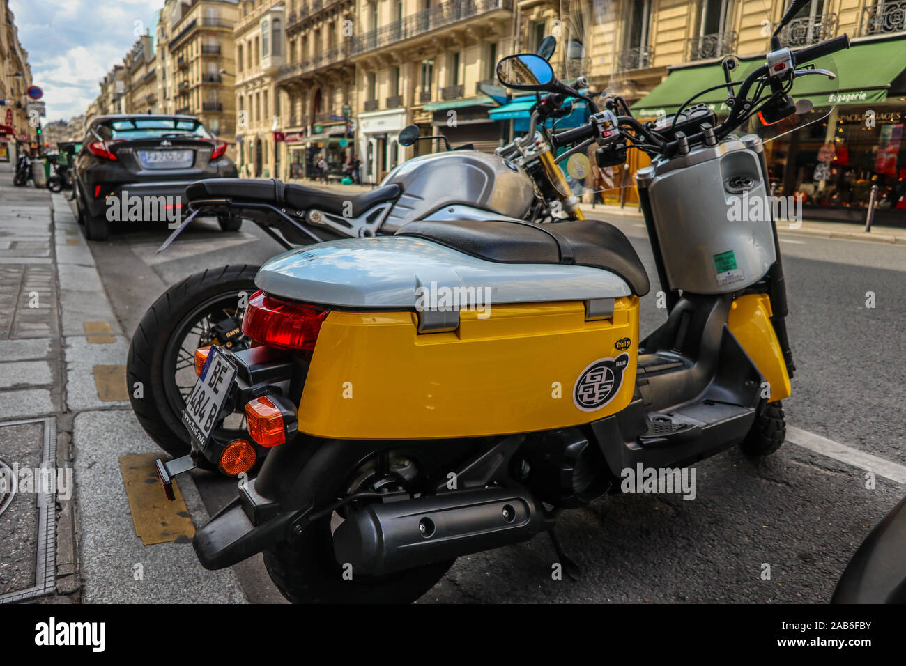 Scooter Giggle Yamaha XF50 parcheggiato su strada a Parigi, Francia, Europa Foto Stock