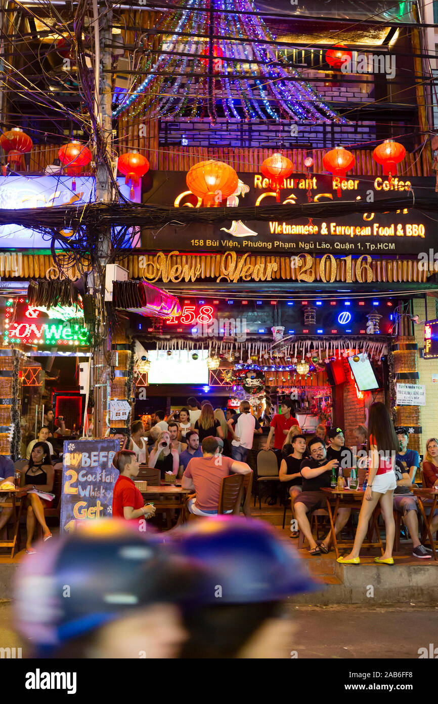La città di Ho Chi Minh, Vietnam - Gennaio 16, 2016: Vita notturna scena di strada nella famosa vita notturna di destinazione di intrattenimento di Bui Vien Street si trova in Foto Stock