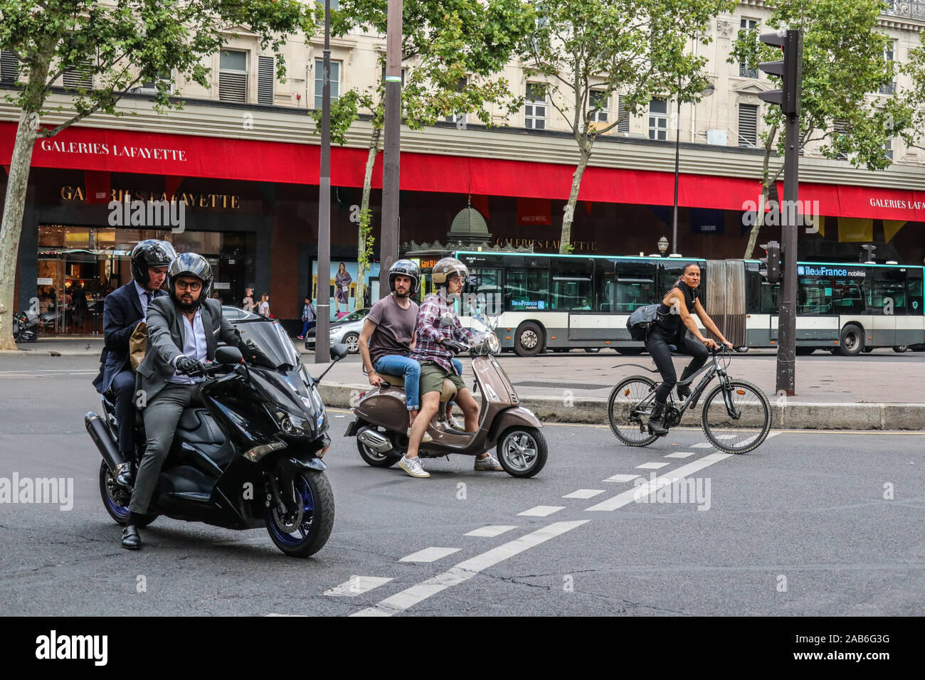 Viaggiare in moto, scooter e biciclette a Parigi, in Francia, in Europa Foto Stock