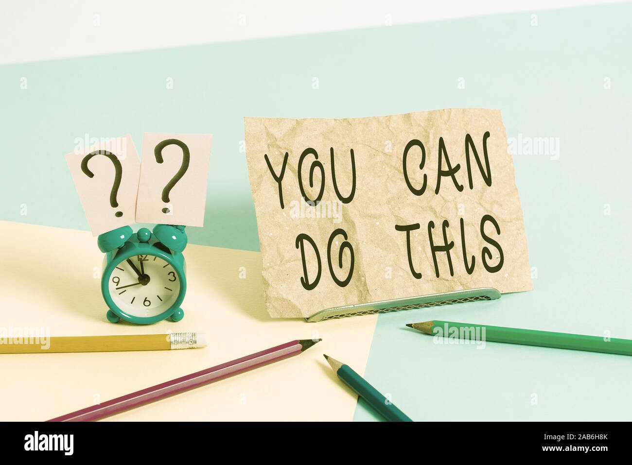 Mano concettuale che mostra la scrittura è possibile eseguire questa operazione. Concetto significato desiderio e la volontà di superare le sfide della vita formato Mini sveglia accanto a Foto Stock