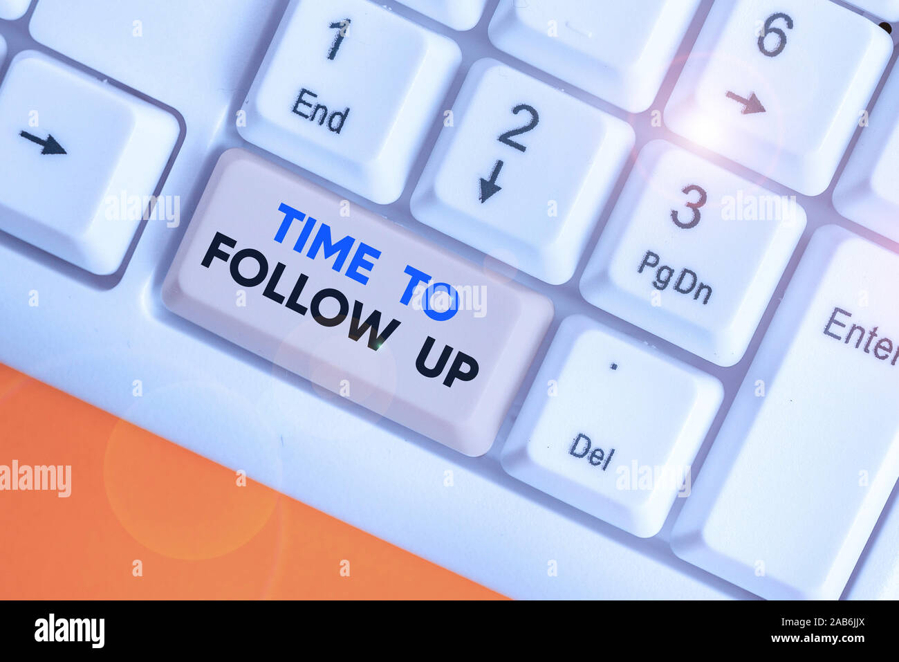 La scrittura della nota che mostra il tempo di Follow Up. Il concetto di business per la richiesta delle precedenti attività o informazioni continuazione Foto Stock