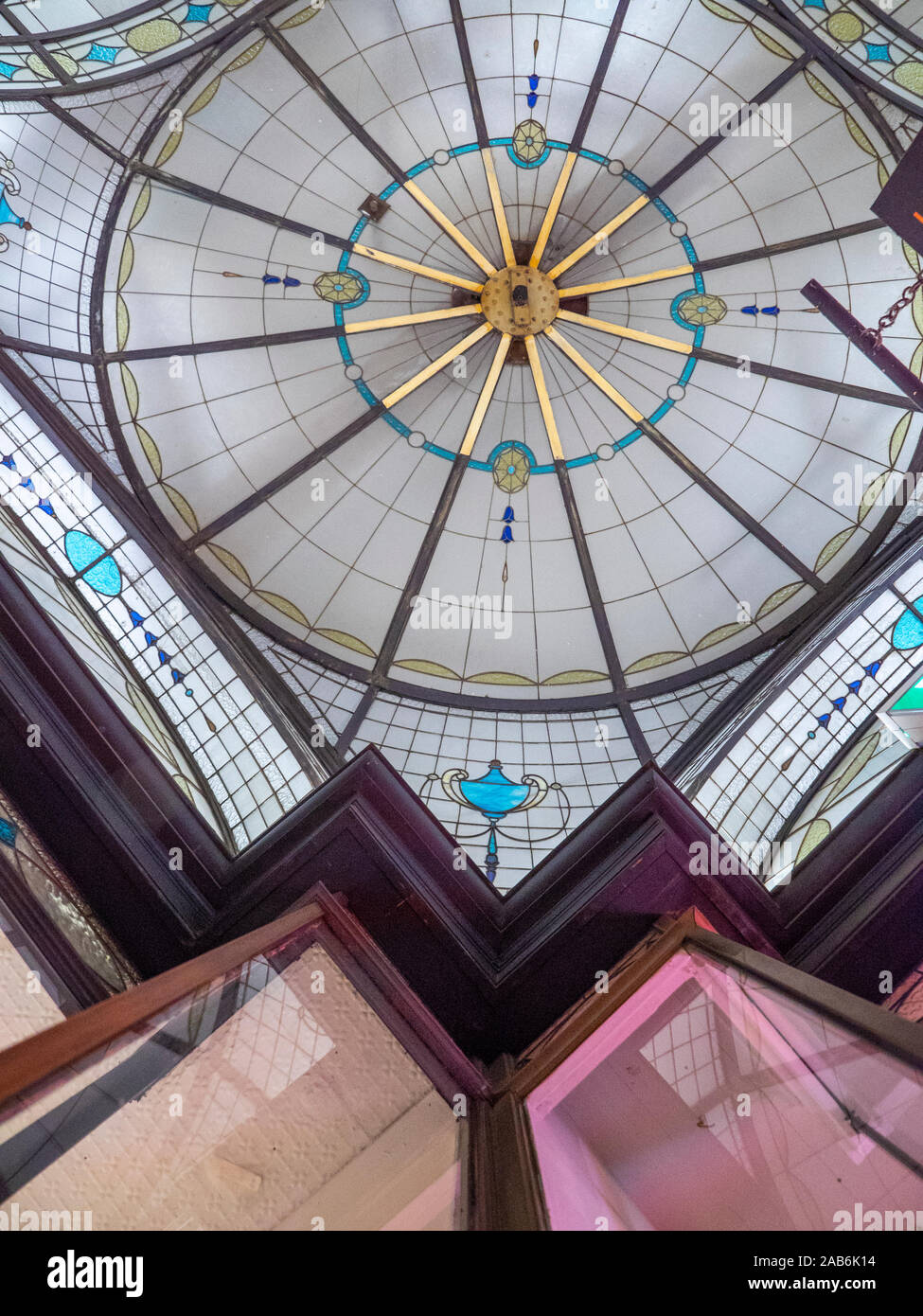 La cupola in vetro colorato portare luce a soffitto retail cattedrale dello shopping arcade in Nicholas edificio Melbourne Victoria Australia. Foto Stock