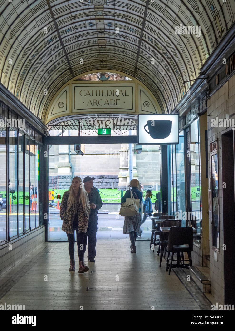 Ristorante alfresco in arcuata di vetro macchiato portare luce a soffitto dello shopping al dettaglio cattedrale in stile arcade Nicholas edificio Melbourne Victoria Australia. Foto Stock