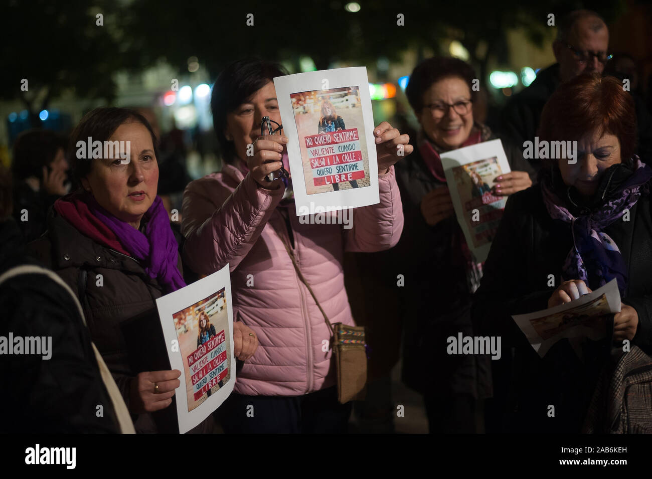 Malaga, Spagna. 25 Nov, 2019. Manifestanti tenere cartelloni durante una dimostrazione della Giornata Internazionale per lâ eliminazione della violenza contro le donne.Migliaia di persone hanno preso le strade per denunciare il feminicides e la violenza contro le donne in tutto il mondo una manifestazione denominata dalle femministe nei movimenti. Credito: SOPA Immagini limitata/Alamy Live News Foto Stock