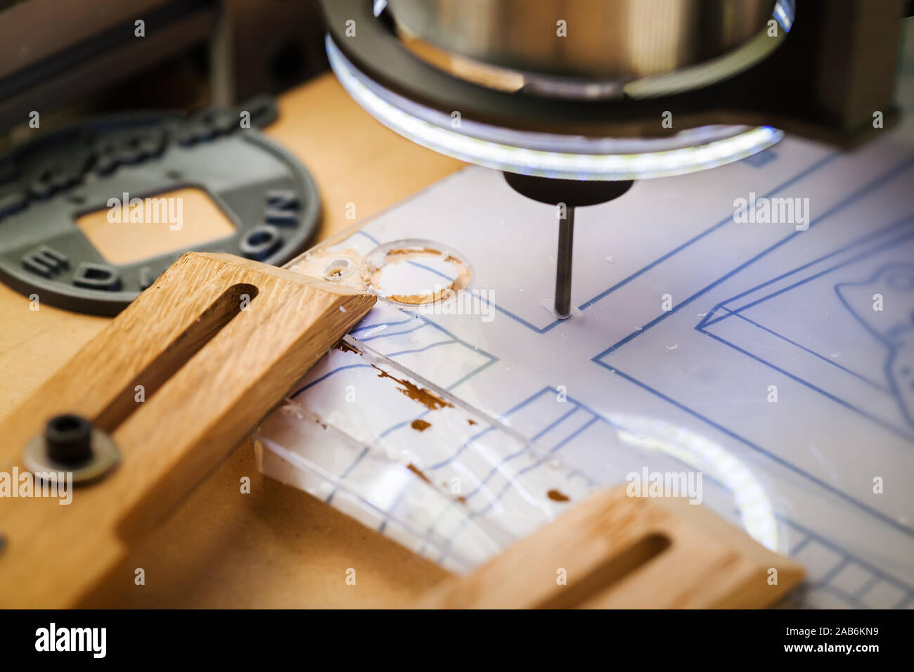 Vetro acrilico fissato mediante fascette di legno e di essere tagliati da una macchina CNC. Foto Stock