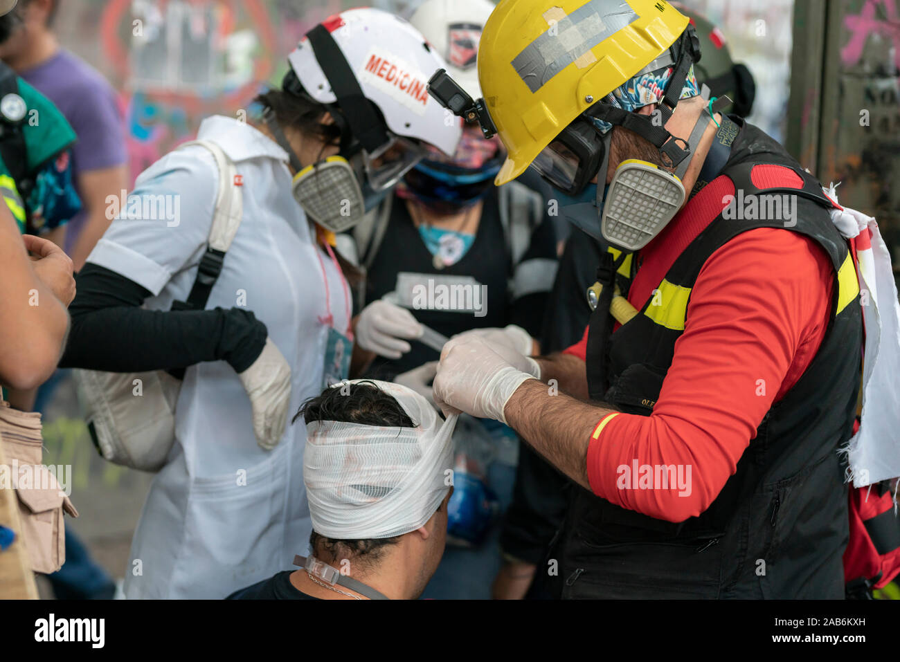 Il protesta ferito in testa è stato assistito da una croce rossa di medici a Plaza Italia Square durante gli ultimi scontri tra polizia e manifestanti Foto Stock