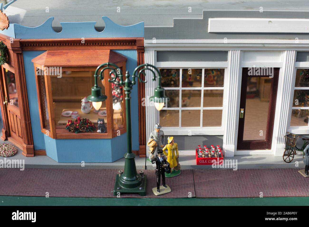 Una miniatura vintage vacanza scena, parte di un display di Natale presso il volontario Park Conservatory a Seattle, Washington, Stati Uniti d'America. Foto Stock
